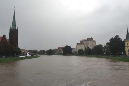 Trwa walka z wielką wodą. Legniczanie walczą o miasto