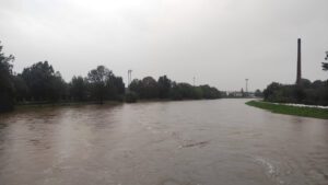 Trwa walka z wielką wodą. Legniczanie walczą o miasto