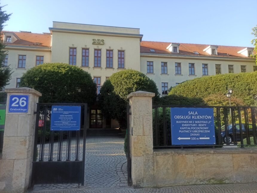 Uwaga na oszustów podszywających się pod ZUS!