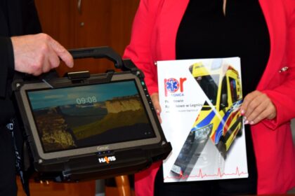 Powiat Legnicki ufundował nowoczesny tablet dla ratowników medycznych