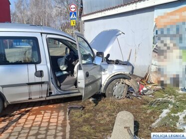 Pijany kierowca wjechał autem w budynek. Miał dwa dożywotnie zakazy Pijany kierowca wjechał autem w budynek. Miał dwa dożywotnie zakazy
