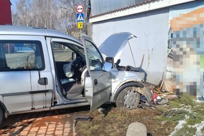 Pijany kierowca wjechał autem w budynek. Miał dwa dożywotnie zakazy