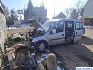 Pijany kierowca wjechał autem w budynek. Miał dwa dożywotnie zakazy