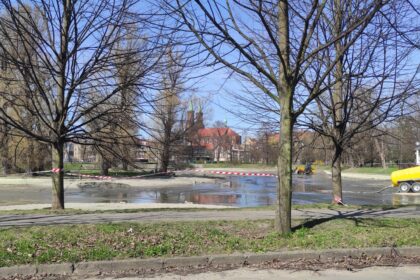Kozi Staw bez wody. Trwa oczyszczanie i odmulanie zbiornika