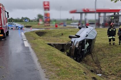 Pijany Ukrainiec "spanikował". Jego auto dachowało i wylądowało w rowie