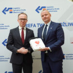 LSSE zwiększa bezpieczeństwo Legnicy. Miasto otrzymało defibrylator AED