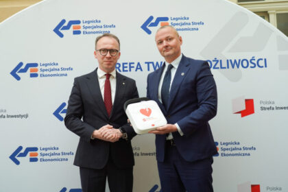 LSSE zwiększa bezpieczeństwo Legnicy. Miasto otrzymało defibrylator AED