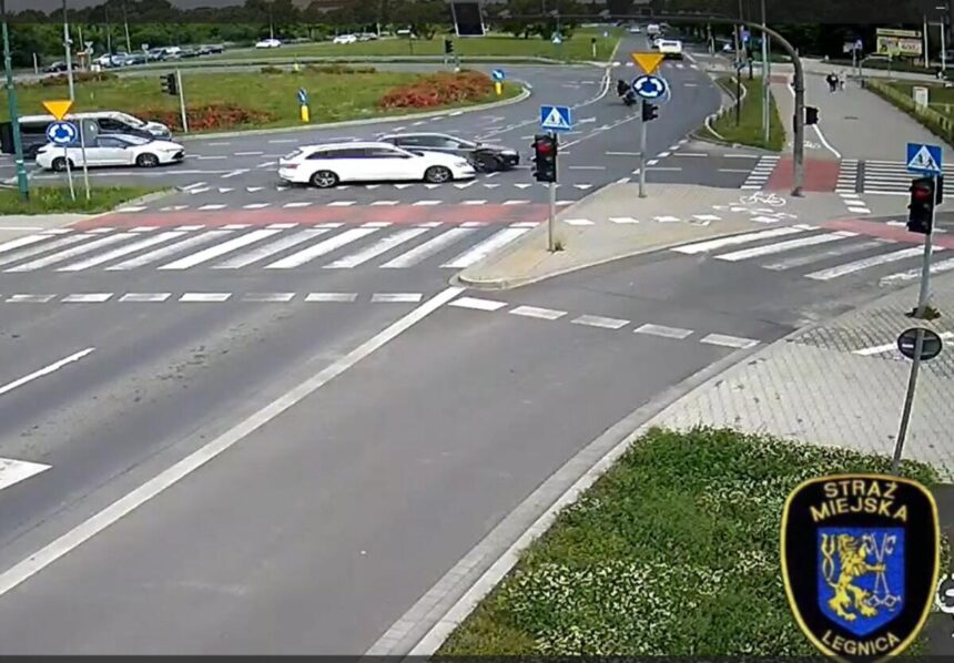 Zderzenie na Rondzie Niepodległości w Legnicy