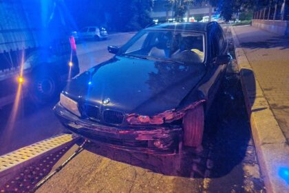 rozbite BMW na ulicy Chojnowskiej w Legnicy