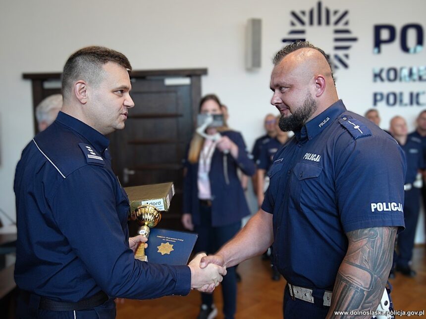 mł. asp. Paweł Dominiak z Wydziału Ruchu Drogowego KMP Legnica