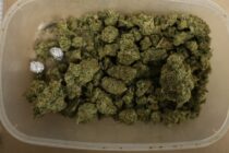 Duże uderzenie w narkobiznes w Legnicy. Zatrzymano dilera, niemal kilogram narkotyków zabezpieczony