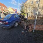 Niebezpieczny pościg w Legnicy. 23-latek uciekał bez prawa jazdy i uderzył w płot