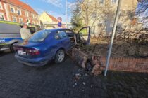 Niebezpieczny pościg w Legnicy. 23-latek uciekał bez prawa jazdy i uderzył w płot