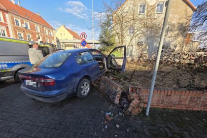 Niebezpieczny pościg w Legnicy. 23-latek uciekał bez prawa jazdy i uderzył w płot