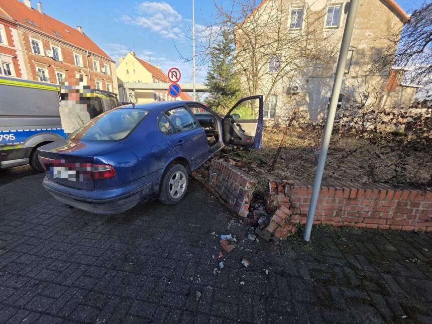 Niebezpieczny pościg w Legnicy. 23-latek uciekał bez prawa jazdy i uderzył w płot