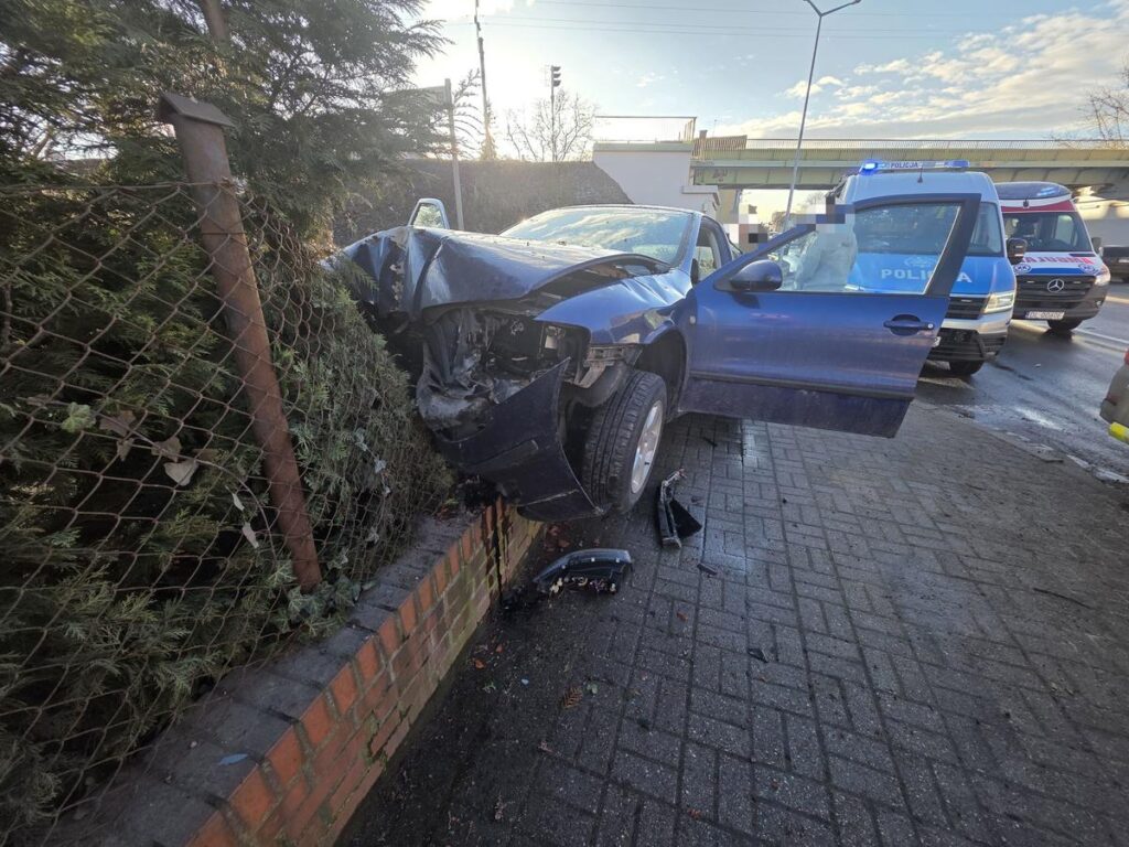 Niebezpieczny pościg w Legnicy. 23-latek uciekał bez prawa jazdy i uderzył w płot