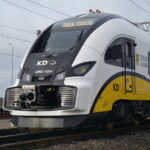 Historyczny rekord @KolejeD! 🚄 W marcu przewieziono ponad 2,5 mln pasażerów. To efekt miliardowych inwestycji i zaufania Dolnoślązaków.
