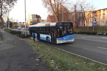 Autobus MPK na ulicach Legnicy
