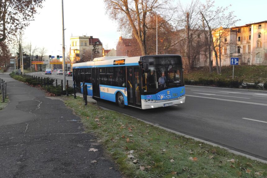 Autobus MPK na ulicach Legnicy