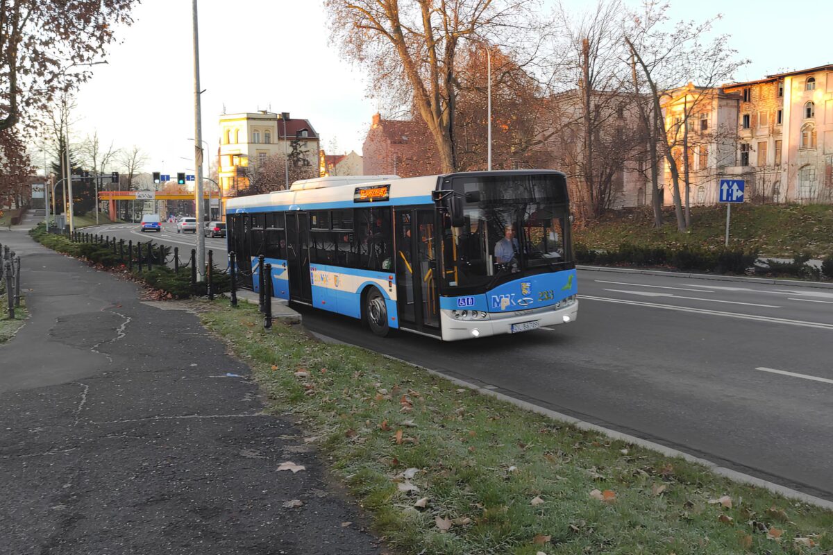 Autobus MPK na ulicach Legnicy
