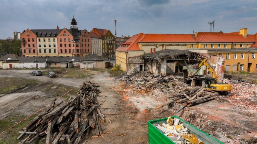 Krajobraz przy dworcu zmienia się w oczach. Trwa budowa węzła za 35 mln zł