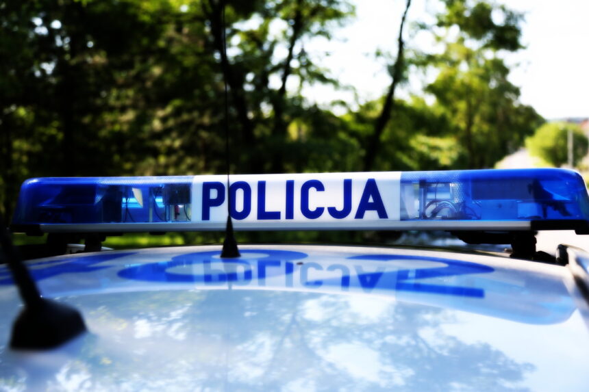 Przechodziła w miejscu niedozwolonym. Legniccy policjanci ujawnili przy niej narkotyki
