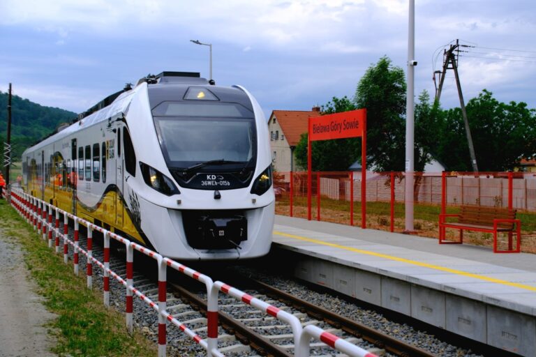 Pociągiem nad „polskie Como” i w Góry Sowie. Nowa linia kolejowa za 18 mln zł otwarta!