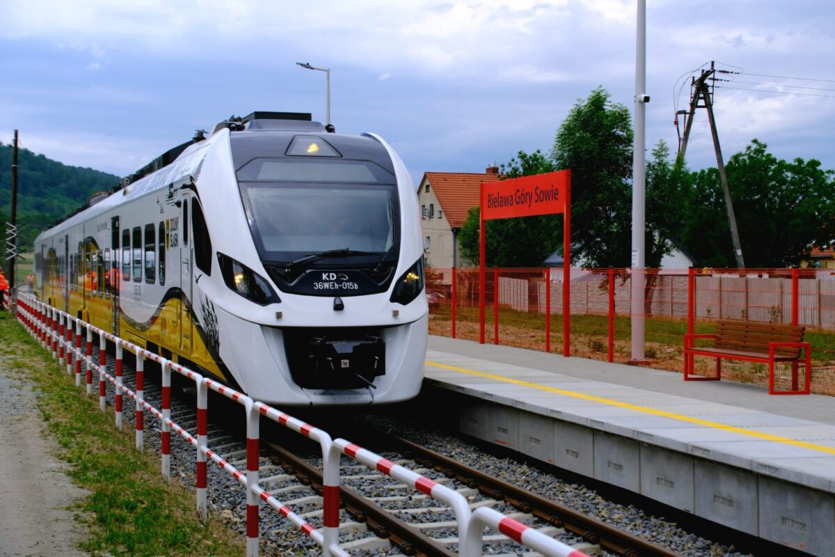 Pociągiem nad „polskie Como” i w Góry Sowie. Nowa linia kolejowa za 18 mln zł otwarta!
