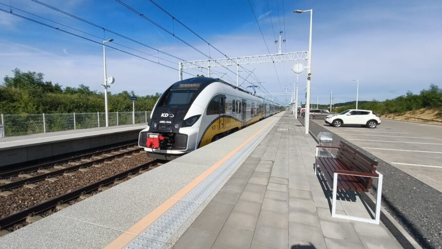 Pociąg Kolei Dolnosląskich