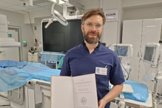 Doktor Mateusz Barycki z legnickiego szpitala