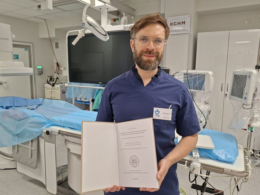 Doktor Mateusz Barycki z legnickiego szpitala