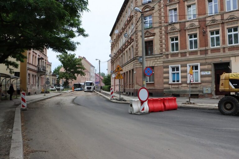 Legnica.NET: Aktualności, Informacje, Wydarzenia z Legnicy Wielkie asfaltowanie na Działkowej w Legnicy!