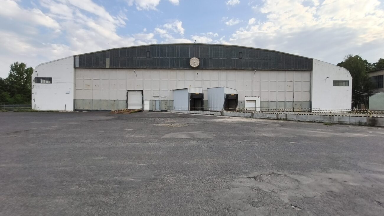 Wynajmij halę 3000 m² w Legnicy - dawny hangar na byłym lotnisku