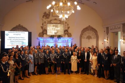 Święto Policji w Legnicy: Awanse i jubileusze w Akademii Rycerskiej