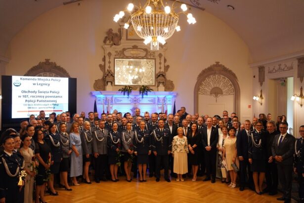Święto Policji w Legnicy: Awanse i jubileusze w Akademii Rycerskiej