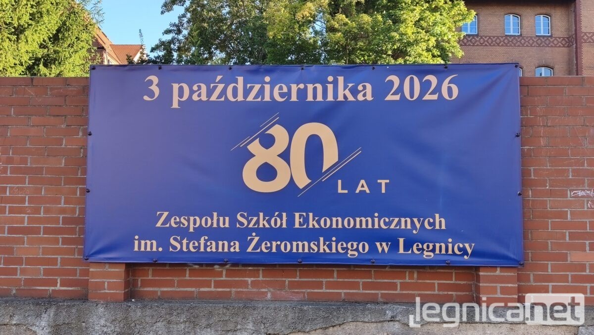 Osiem dekad tradycji i sukcesów. Zespół Szkół Ekonomicznych w Legnicy szykuje się na wielki jubileusz 80-lecia! Zespół Szkół Ekonomicznych im. Stefana Żeromskiego w Legnicy oficjalnie zaprasza na obchody swojego 80-lecia. Baner na murze szkoły