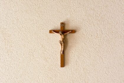 Sąd odrzucił skargę radnych na usunięcie krzyża z sali obrad w Legnicy