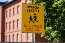 Znak "Uwaga szkoła - kierowco zwolnij".