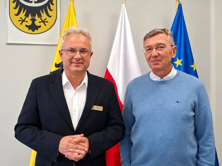 Przełom w leczeniu kobiet w Legnicy. Szpital uruchamia specjalistyczną poradnię i zatrudnia wybitnego eksperta Nowa poradnia endometriozy i ginekologii onkologicznej w Legnicy. Na zdjęciu Maciej Leszkowicz i dr n. med. Jarosław Pająk