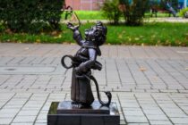„Witelonek” odsłonięty. Nowa rzeźba lwa przy Centrum Witelona w Legnicy