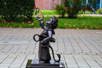 „Witelonek” odsłonięty. Nowa rzeźba lwa przy Centrum Witelona w Legnicy