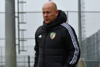 Janusz Niedźwiedź nominowany. Trener Miedzi walczy o nagrodę
