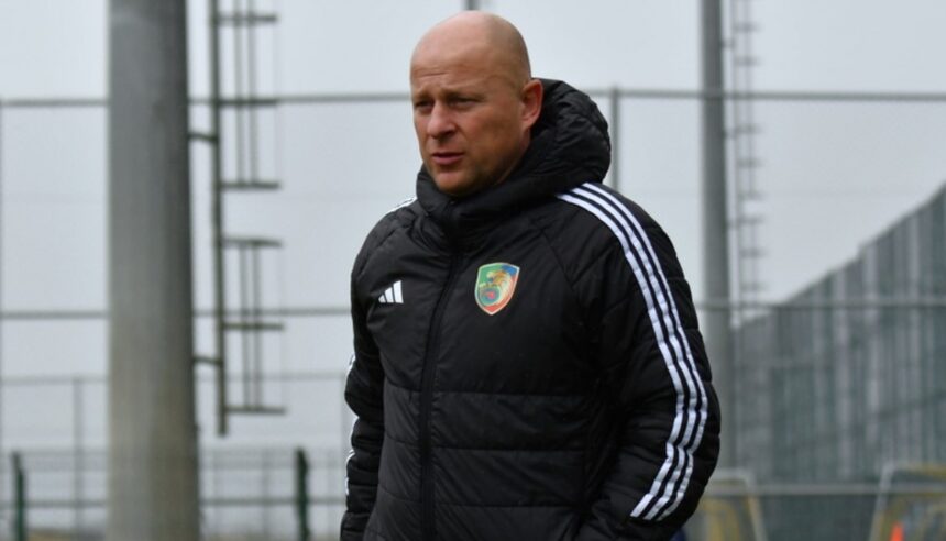 Janusz Niedźwiedź nominowany. Trener Miedzi walczy o nagrodę
