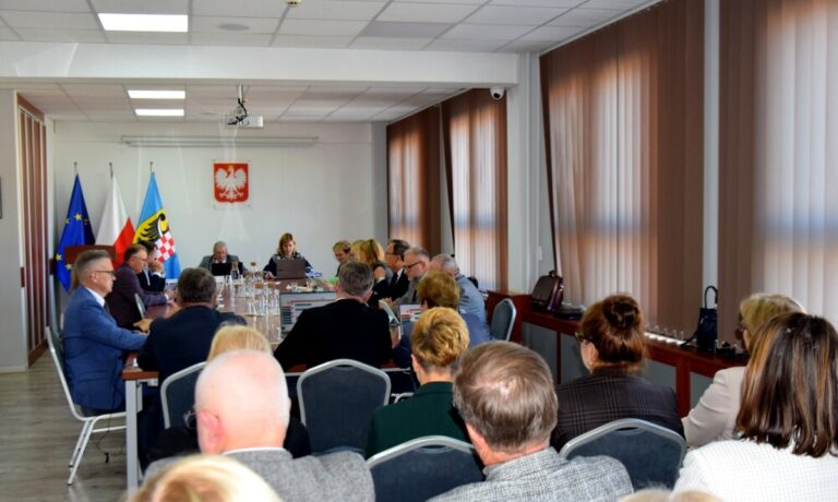 Sesja Rady Powiatu Legnickiego. Znamy decyzje radnych w sprawie inwestycji