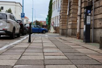 Przebudowa ul. Św. Piotra w Legnicy. Nowe miejsca postojowe przy urzędzie