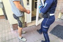 Poszukiwany kierowca wpadł na ul. Wrocławskiej w Legnicy. Miał narkotyki i zakaz