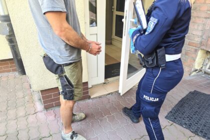 Poszukiwany kierowca wpadł na ul. Wrocławskiej w Legnicy. Miał narkotyki i zakaz