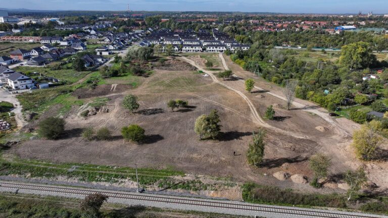 Nowy park na Bielanach w Legnicy. Posadź drzewo i przyjdź na grill!