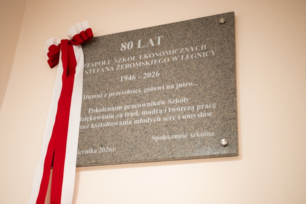 Osiem dekad „Ekonoma”. Zespół Szkół Ekonomicznych w Legnicy hucznie świętował 80-lecie istnienia Tablica pamiątkowa odsłonięta w Zespole Szkół Ekonomicznych w Legnicy z okazji jubileuszu 80-lecia istnienia