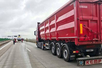 Zderzenie trzech ciężarówek na A4 pod Kostomłotami! Służby w akcji
